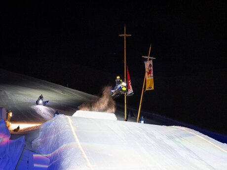 Aber auch Aktion und waghalsige Stunts kommen bei der diesjährigen Adventure Night in Serfaus nicht zu kurz.  | © kommwirmachendaseinfach