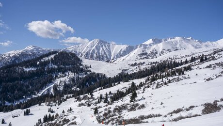 Auf dem Panorama-Genussweg hat man einen atemberaubenden Ausblick auf die Berge in Serfaus-Fiss-Ladis. | © kommwirmachendaseinfach