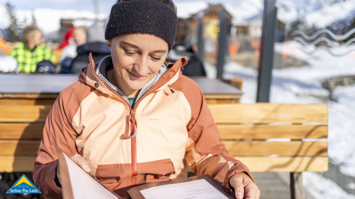 Zum Mittagessen geht es auf die Seealm Hög in Serfaus.  | © kommwirmachendaseinfach