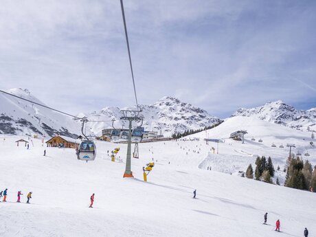 Die Komperdellbahn in Serfaus bringt Schneebegeisterte auf 2000 Meter Höhe. | © kommwirmachendaseinfach