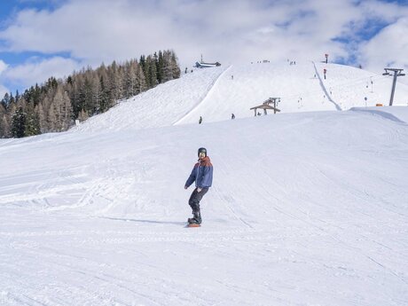 Marco genießt den Schnee beim Snowboarden in Serfaus-Fiss-Ladis. | © kommwirmachendaseinfach