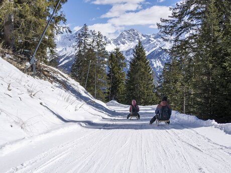 Auf der Hexen-Rodelbahn in Fiss ist auf 4 Kilometern Fahrspaß garantiert.  | © kommwirmachendaseinfach