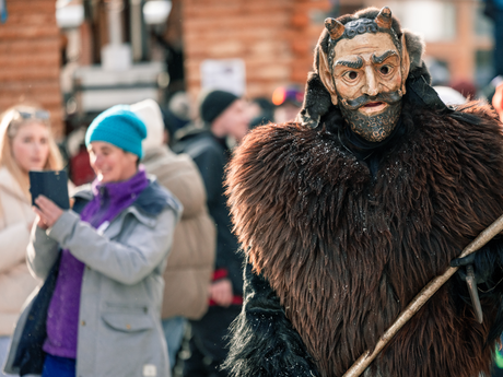 Der hinterlistige Schwoaftuifl ist die diesjähirge Leitfigur des Fisser Blochziehens.  | © Serfaus-Fiss-Ladis Marketing GmbH | Fabian Schirgi 