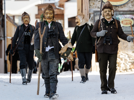 Die Jäger müssen den Bär und den Miesmann beim Fisser Blochzeihen bändigen.  | © Serfaus-Fiss-Ladis Marketing GmbH | Manuel Pale