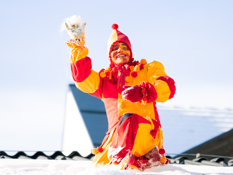 Die Figur Bajatzl vom Fisser Blochzeihen ist ein flinker und wendiger Bursch. | © Serfaus-Fiss-Ladis Marketing GmbH | Fabian Schirgi