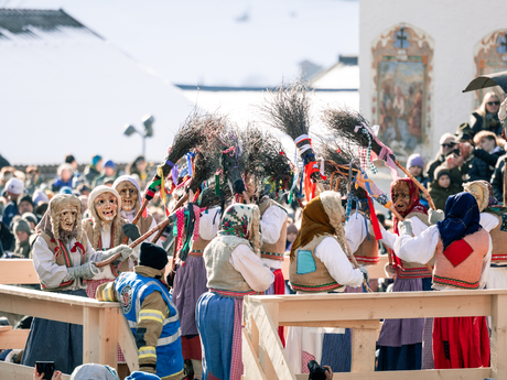 Die Hexen versuchen gemeinsam mit dem Schwoaftuifl das Weiterkommen des Fisserbloch zu verhindern.  | © Serfaus-Fiss-Ladis Marketing GmbH | Fabian Schirgi