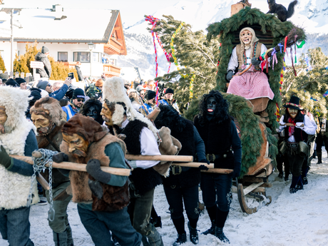 Das Fisser Blochziehen ist einer der ältesten Fasnachtsbräuche in Tirol und findet alle vier Jahre statt  | © Serfaus-Fiss-Ladis Marketing GmbH | Fabian Schirgi