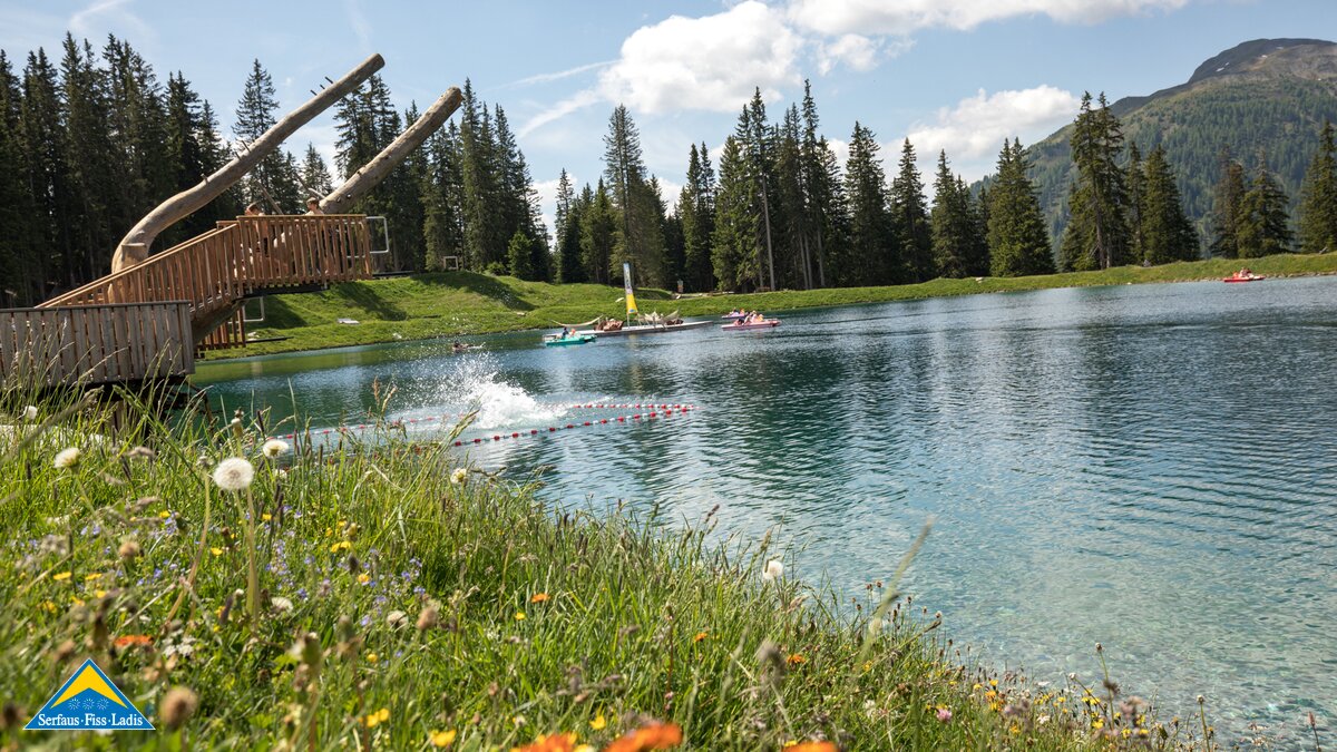 Beim Sprungturm am Högsee in Serfaus Fiss Ladis können mutige Wasserratten aus zwei oder drei Metern in den Speicherteich springen | © Serfaus-Fiss-Ladis Marketing GmbH