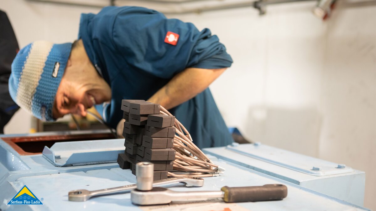 Seilbahnmitarbeiter bei der Arbeit in SFL | © Serfaus-Fiss-Ladis Marketing GmbH | Andreas Kirschner