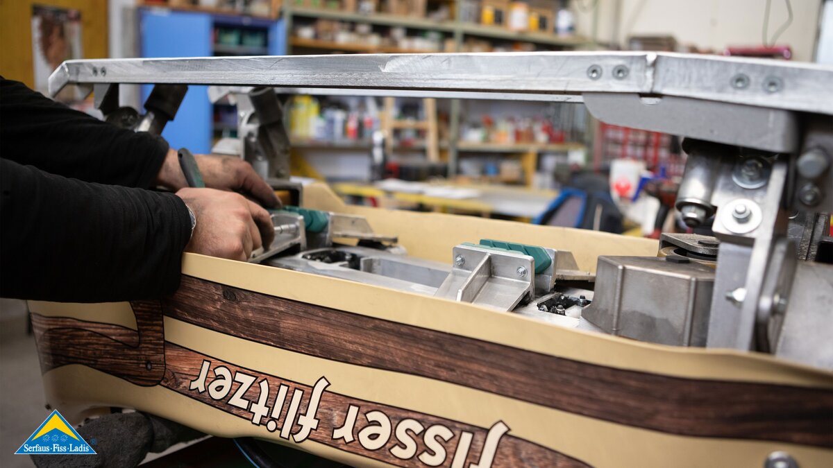 Reparturarbeiten an den Rodeln des Fisser Flitzer   | © Serfaus-Fiss-Ladis Marketing GmbH | Andreas Kirschner