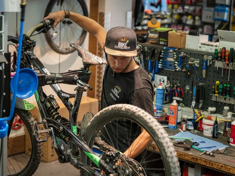 Reparatur von Fahrrädern im Bikepark Serfaus-Fiss-Ladis | © Serfaus-Fiss-Ladis Marketing GmbH | Andreas Kirschner