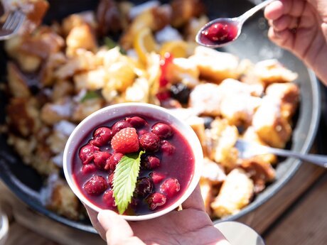 Im Restaurant Seealm Hög beim Högsee in Serfaus gibt es einen Grießschmarrn zu genießen | © Serfaus-Fiss-Ladis-Marketing-GmbH | Daniel Zangerl
