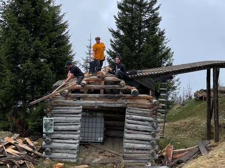 Aufbau für den Sprung über den Stadl im Bikepark Serfaus-Fiss-Ladis in Tirol | © Serfaus-Fiss-Ladis Marketing GmbH 
