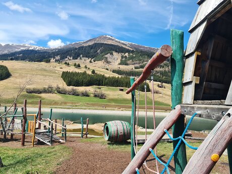Der Wolfsee in Fiss lädt zum Verweilen und genießen in der Familien Urlaubs Region Serfaus Fiss Ladis ein | © Serfaus-Fiss-Ladis Marketing GmbH