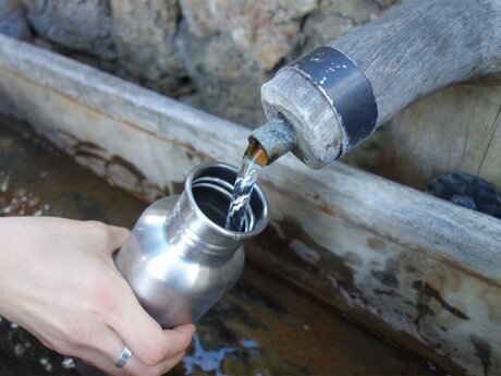 Abfüllen vom Tiroler Sauerbunn in Ladis in Tirol | © Serfaus-Fiss-Ladis Marketing GmbH | Johanna Fusseis