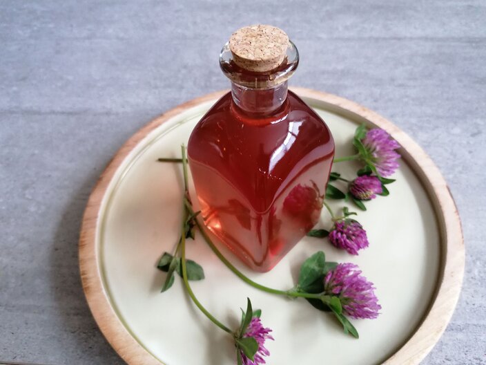 Selbstgemachter Sirup aus Rotklee | © Serfaus-Fiss-Ladis Marketing GmbH 