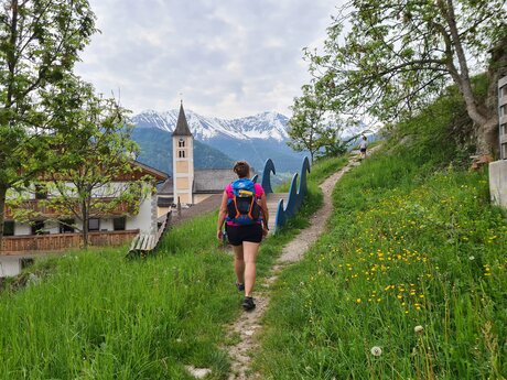 Gemütlicher Wanderweg durch den Wald in Serfaus-Fiss-Ladis in Tirol Österreich | © Serfaus-Fiss-Ladis Marketing GmbH 