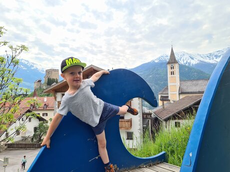 Der Wanderweg Wasserwandersteig ist zum Start gekennzeichnet durch eine Welle im Dorf Ladis in Tirol | © Serfaus-Fiss-Ladis Marketing GmbH 