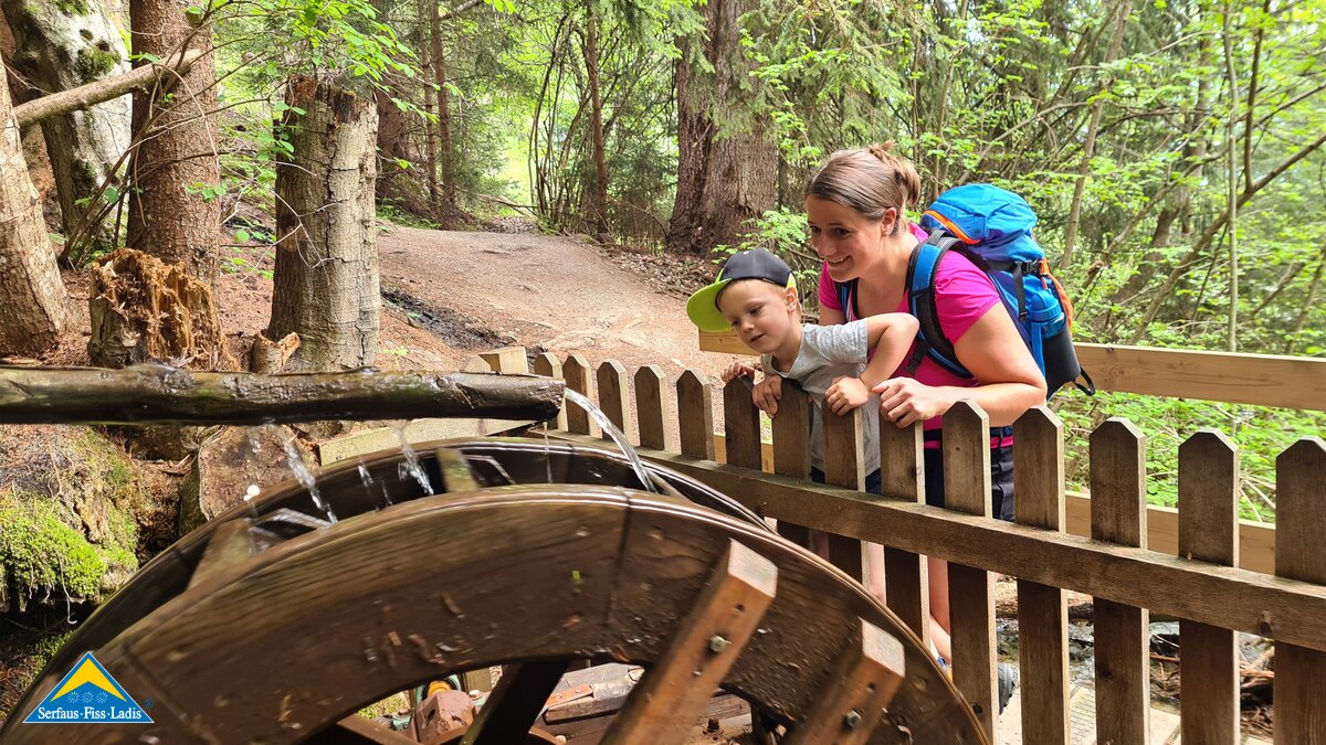 Großes und drehendes Wasserrad am Wasserwandersteig in Ladis | © Serfaus-Fiss-Ladis Marketing GmbH 