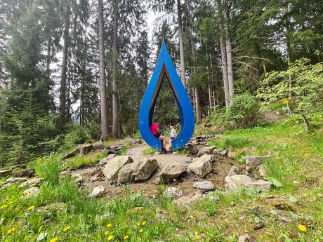 Genussstation direkt neben den Bach am Wasserwandersteig in Ladis | © Serfaus-Fiss-Ladis Marketing GmbH 