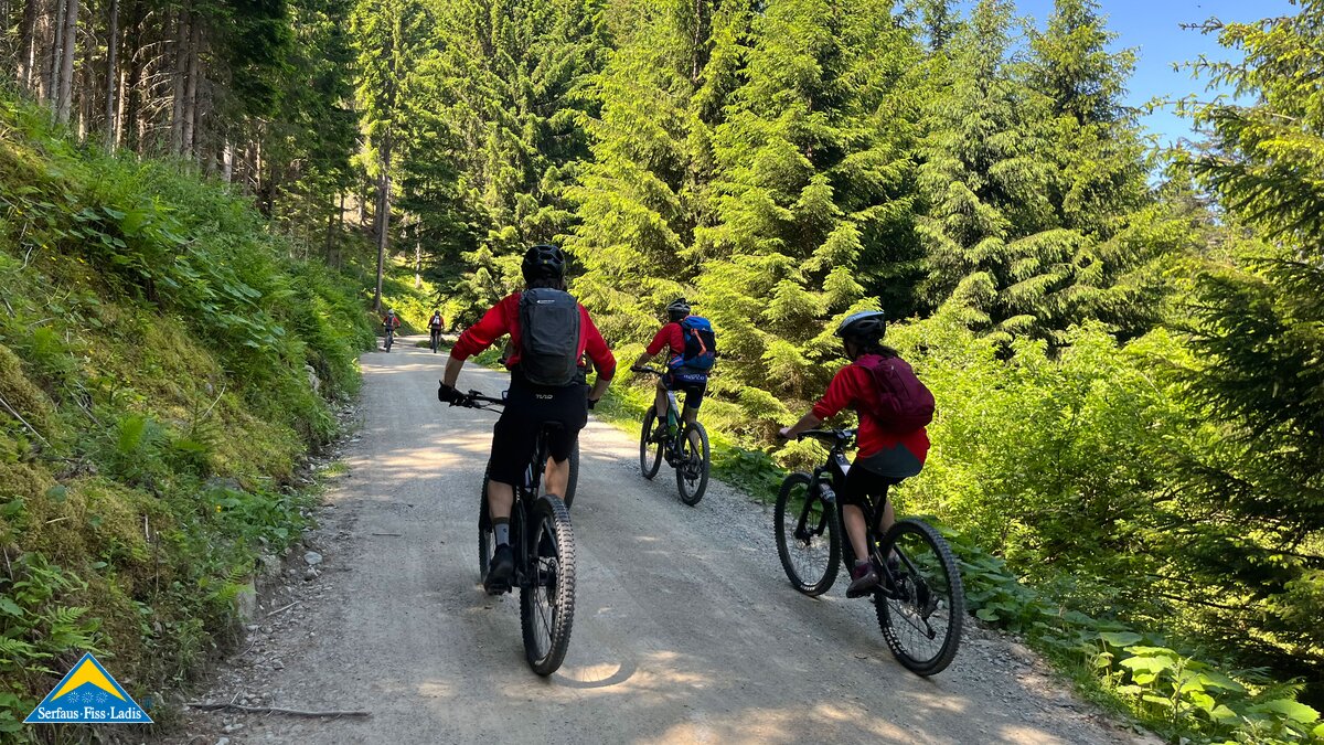 Breiter Radweg durch den Wald  | © Serfaus-Fiss-Ladis Marketing GmbH