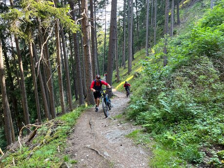 Schmale Passagen sind bei Bike Everest zu überqueren. Manchmal muss das Bike geschoben werden | © Serfaus-Fiss-Ladis Marketing GmbH