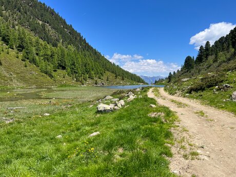 Blick auf den wunderschönen Urgsee im Urgtal in Serfaus-Fiss-Ladis Tirol Österreich | © Serfaus-Fiss-Ladis Marketing GmbH 