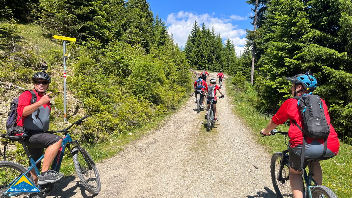 Ein Radweg führt in Richtung Urgtal und Schöngampalm in Serfaus-Fiss-Ladis in Tirol | © Serfaus-Fiss-Ladis Marketing GmbH
