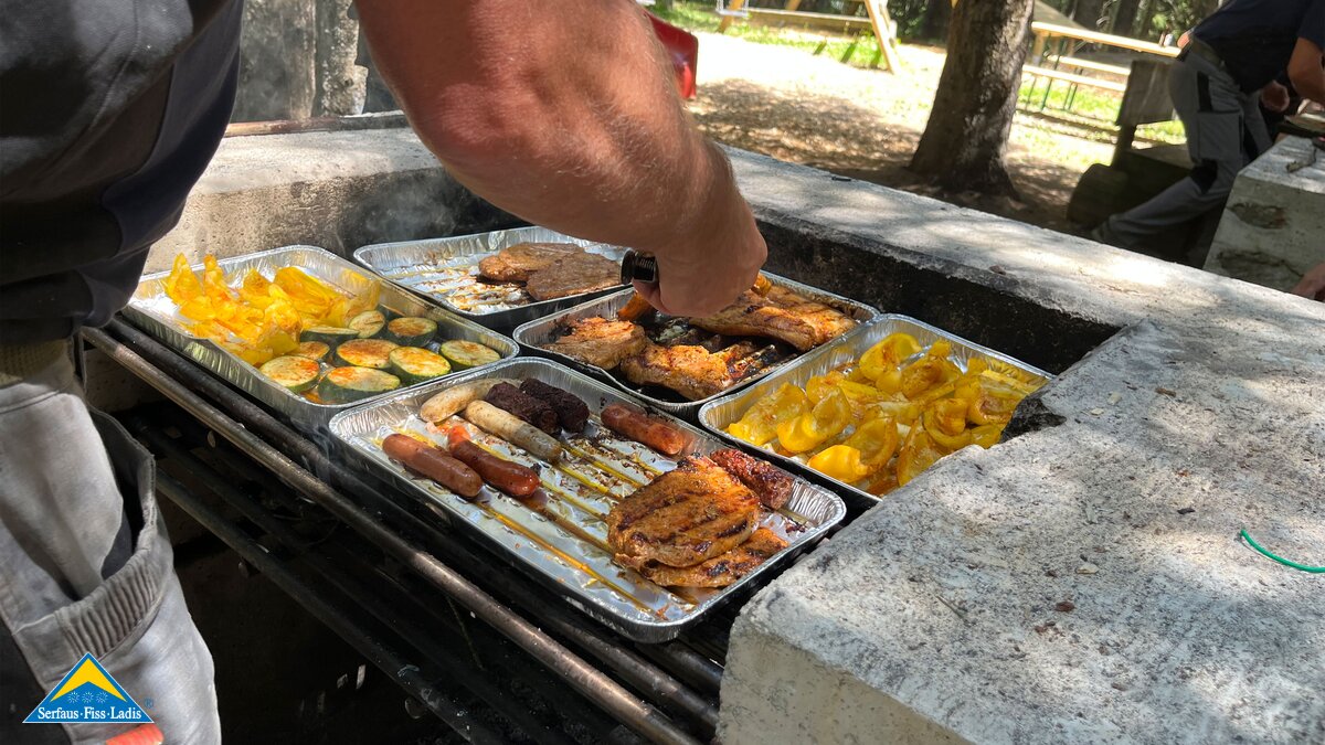 Am Grillplatz Rabuschl in Serfaus-Fiss-Ladis ist alles für die perfekte Grillage vorbereitet | © Serfaus-Fiss-Ladis Marketing GmbH 