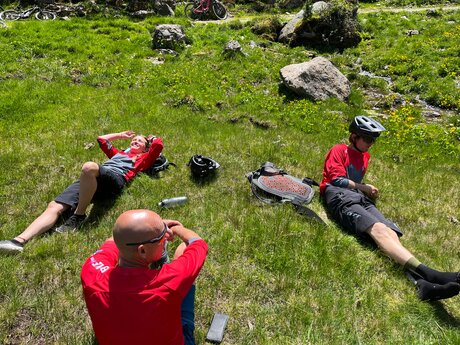 Die Teilnehmer der Bike Everest Etappe genießen die Sonne in Serfaus-Fiss-Ladis | © Serfaus-Fiss-Ladis Marketing GmbH 