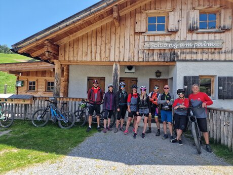 Teamfoto vor der schönen Berghütte Schöngampalm in Serfaus-Fiss-Ladis Tirol Österreich | © Serfaus-Fiss-Ladis Marketing GmbH 