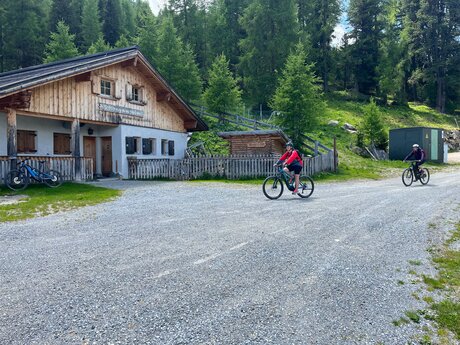 Angekommen nach dem letzten Anstieg der Etappe bei der Schöngampalm in Fiss | © Serfaus-Fiss-Ladis Marketing GmbH 