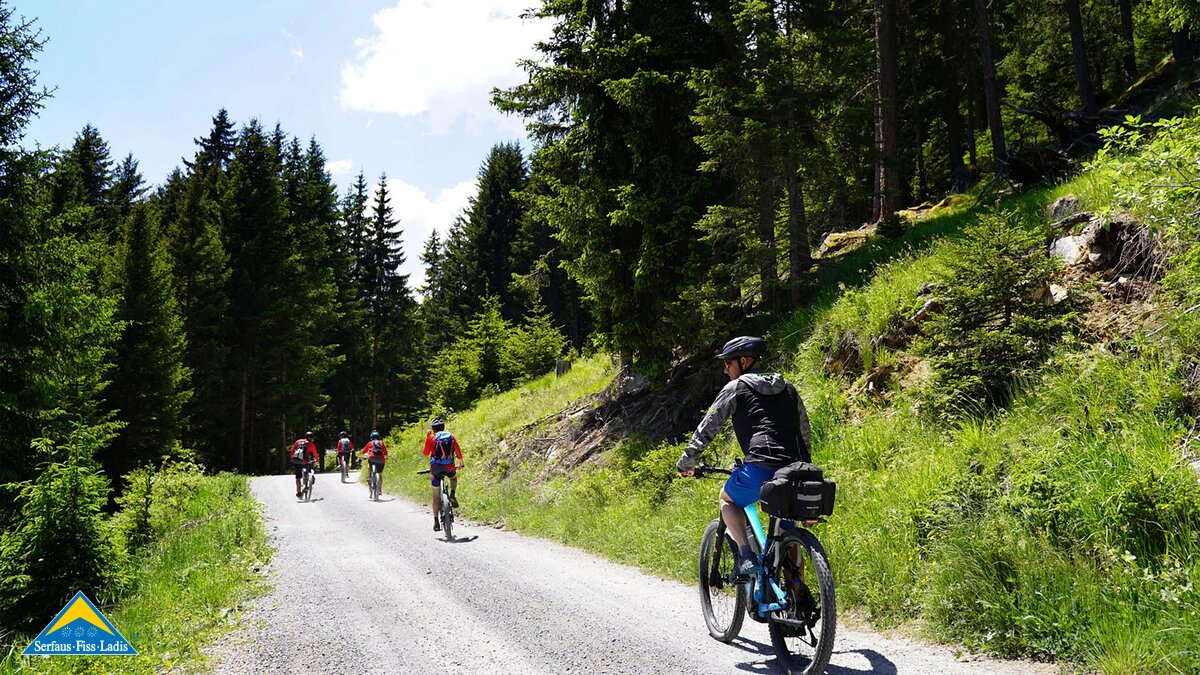 Schöner gemütlicher Radweg Richtung Rabsuchl in Fiss | © Serfaus-Fiss-Ladis Marketing GmbH | Daniela Venier