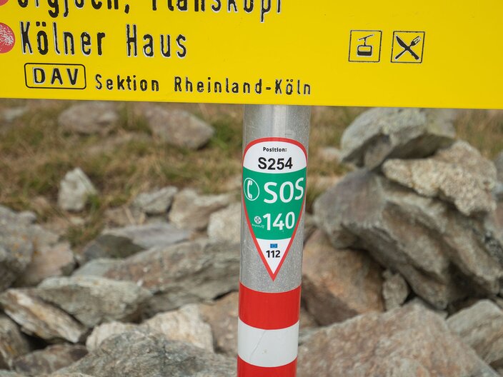 Auf den Hinweisschildern zu Wanderwegen am Berg in Serfaus-Fiss-Ladis gibt es Kennzeichnungen mit Notfallnummern | © Serfaus-Fiss-Ladis Marketing GmbH | Andreas Kirschner