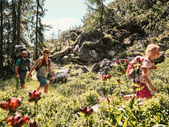 Eine Wanderung mit Kindern kann zum Erlebnis für Groß und Klein werden. Die Familien Region Serfaus Fiss Ladis ist dafür ein perfekter Wanderort | © Serfaus-Fiss-Ladis Marketing GmbH | Christian Waldegger