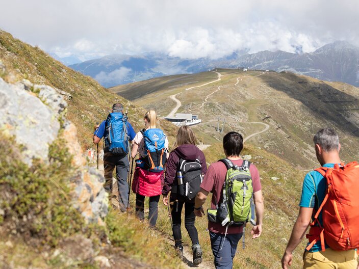 Gemeinsame Familienwanderung in den Tiroler Bergen Serfaus-Fiss-Ladis Österreich Sommer Familie | © Serfaus-Fiss-Ladis Marketing GmbH | Andreas Kirschner