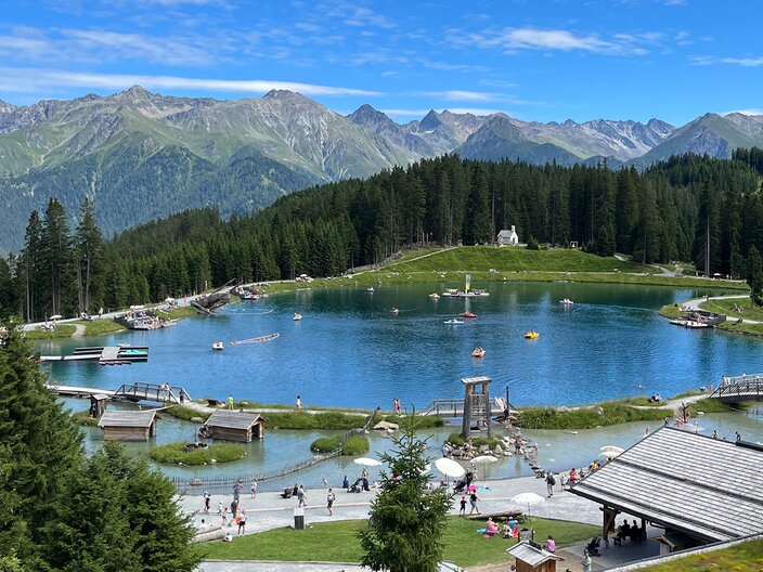 Am Speicherteich Högsee ist schwimmen erlaubt. Familien Urlaub in den Bergen von Serfaus-Fiss-Ladis in Tirol | © Serfaus-Fiss-Ladis Marketing GmbH