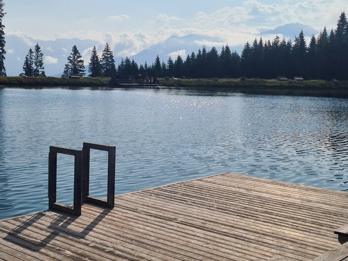 Der Högsee in Serfaus in Tirol Österreich lädt zum Schwimmen und Relaxen ein | © Serfaus-Fiss-Ladis Marketing GmbH
