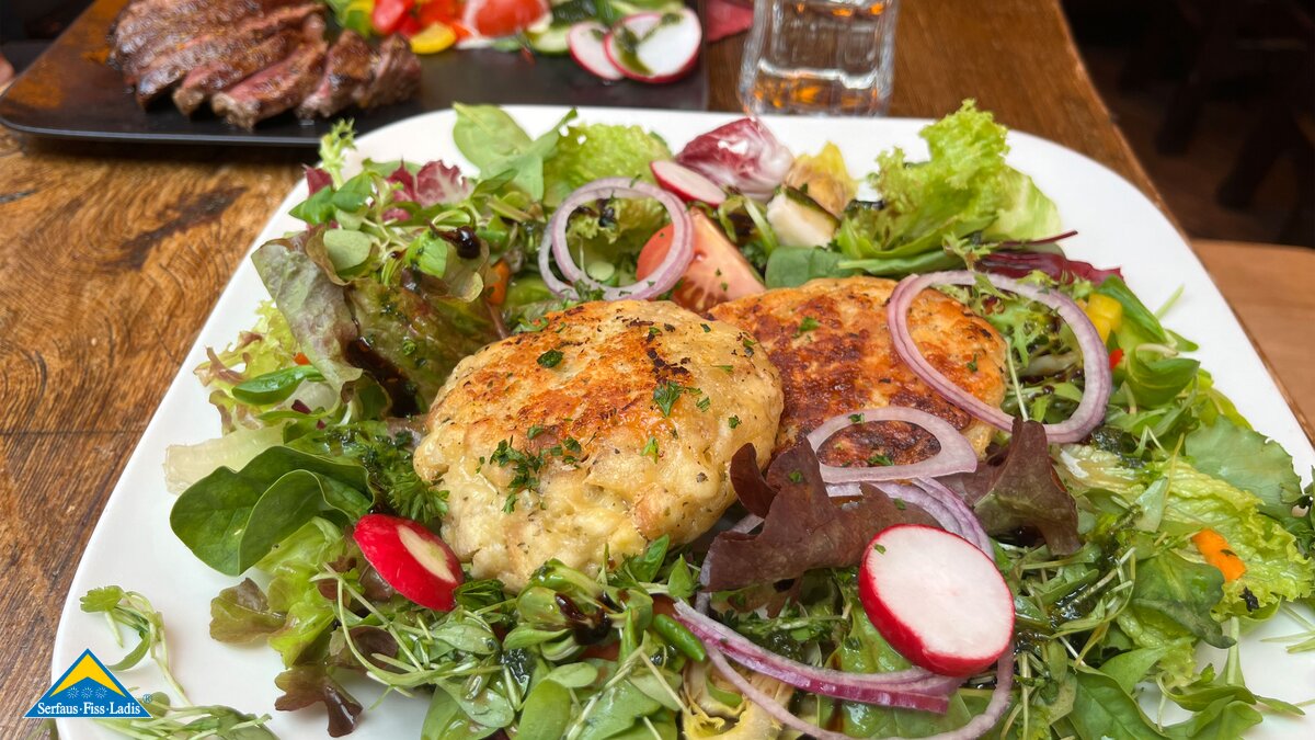 Käsepressknödel auf Salat in einer Hütte in Serfaus-Fiss-Ladis | © Serfaus-Fiss-Ladis Marketing GmbH