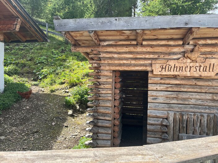 Beim Bergrestaurant Schöngampalm in Serfaus Fiss Ladis befindet sich ein Hühnerstall | © Serfaus-Fiss-Ladis Marketing GmbH