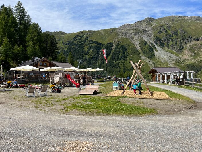 Die Schöngampalm ist ein Bergrestaurant auf der Nordseite in Fiss in Tirol | © Serfaus-Fiss-Ladis Marketing GmbH