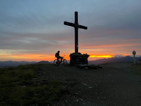 Mit dem Bike frühmorgens zum Gipfel und dem Sonnenaufgang in Serfaus-Fiss-Ladis in Tirol Österreich | © Serfaus-Fiss-Ladis Marketing GmbH