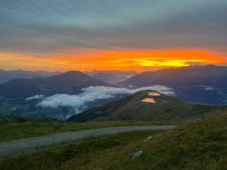 Traumhafter Sonnenaufgang in den Bergen von Serfaus-Fiss-Ladis in Tirol Österreich Urlaub für die Familie | © Serfaus-Fiss-Ladis Marketing GmbH