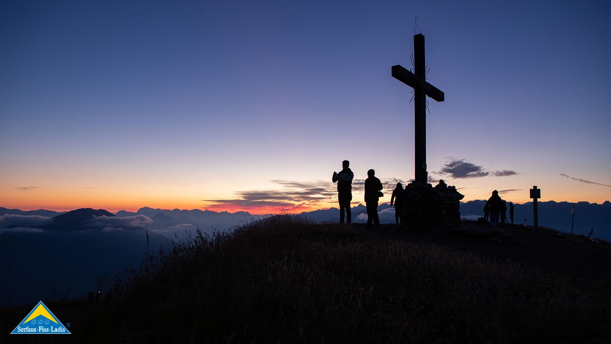 Gipfelkreuz erstrahlt im Morgenlicht beim Sonnenaufgang in Serfaus-Fiss-Ladis in Tirol Österreich | © Serfaus-Fiss-Ladis Marketing GmbH | Andreas Kirschner