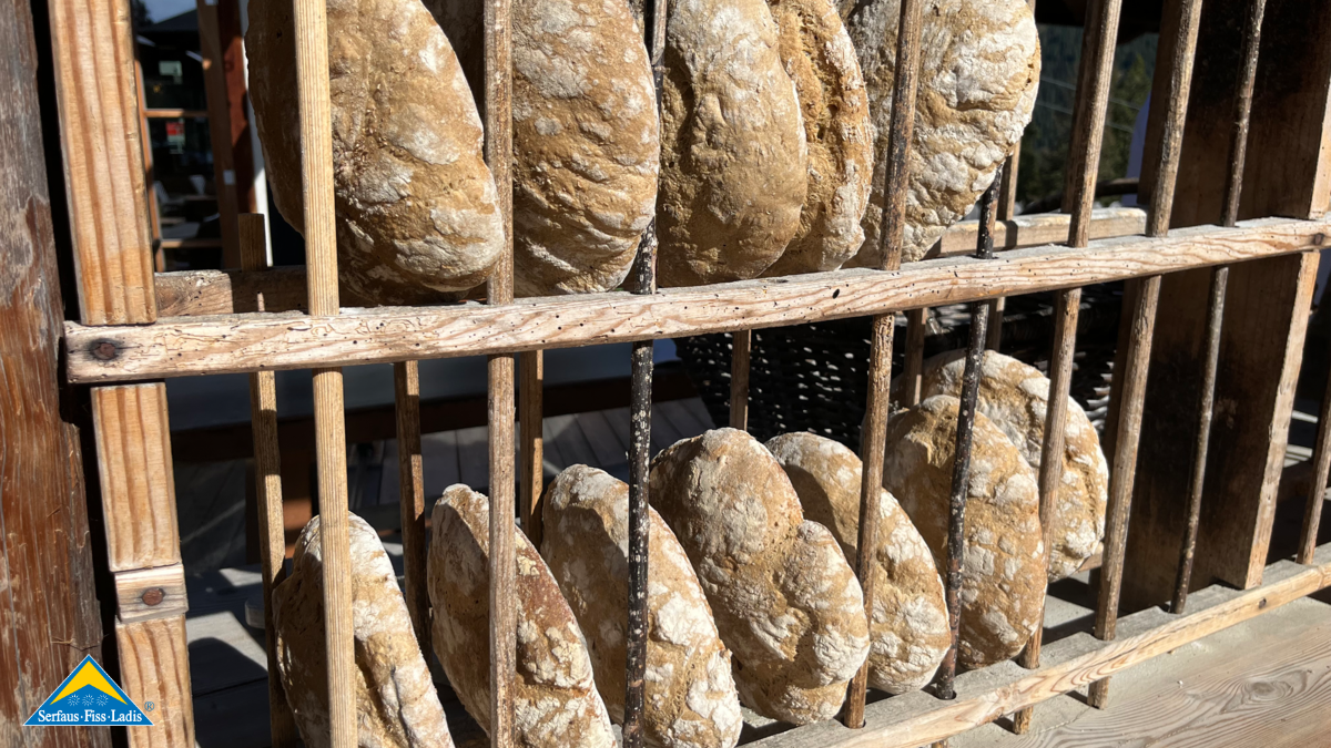 Frische selbstgebackene Brotleibe auf der Seealm Hög in Serfaus | © Serfaus-Fiss-Ladis Marketing GmbH