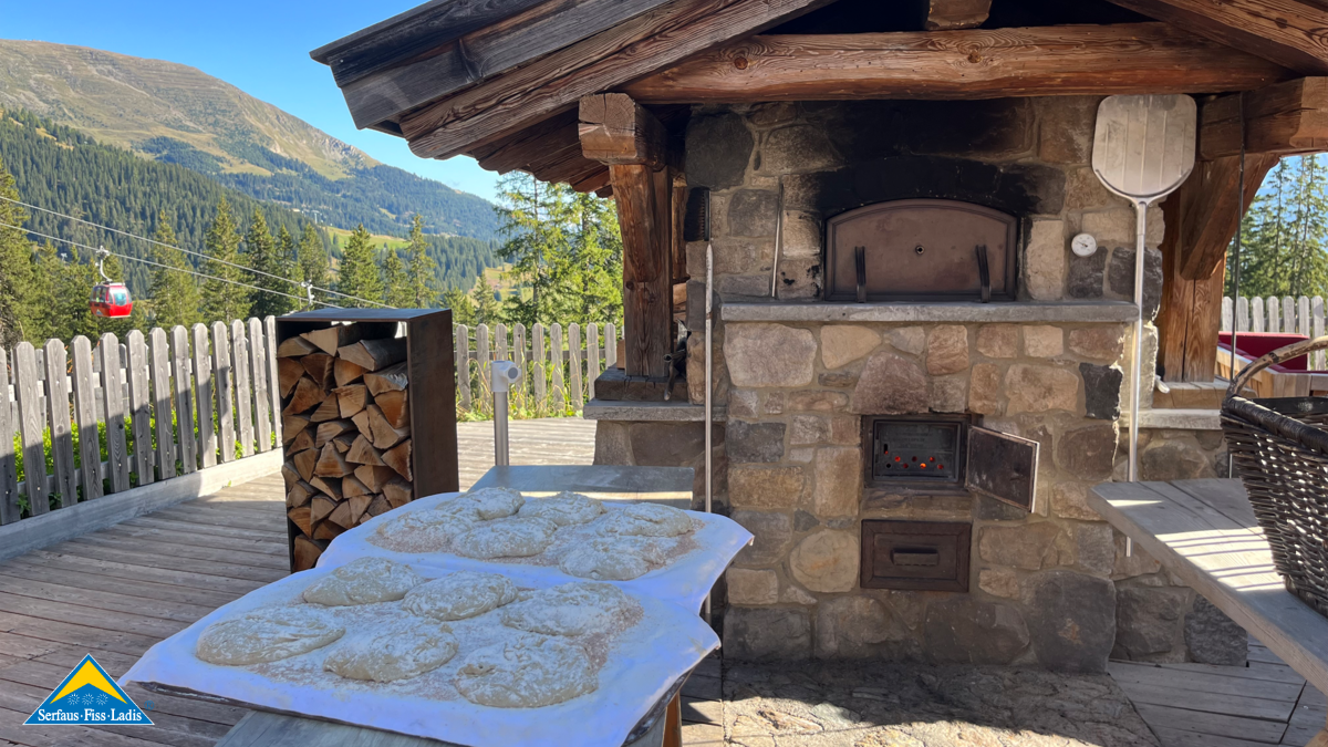 Frisches Brot im Steinofen backen in Serfaus-Fiss-Ladis | © Serfaus-Fiss-Ladis Marketing GmbH