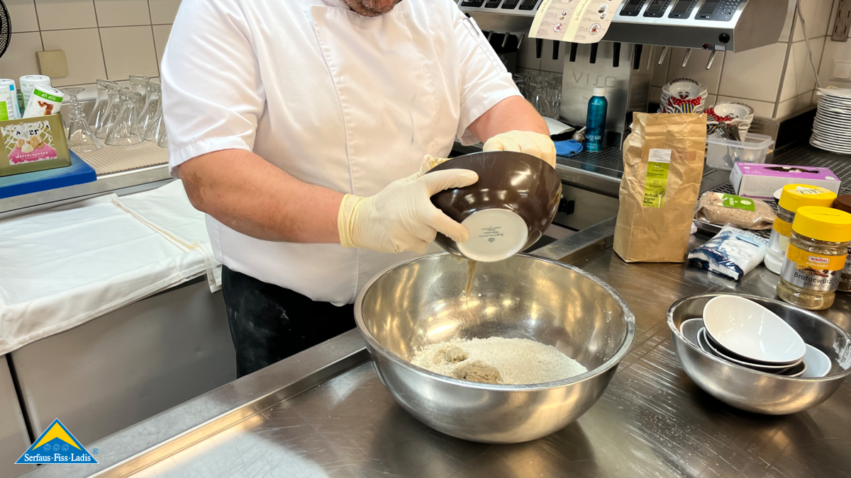 Der Teig für hausgemachte Vinschgerl in Serfaus-Fiss-Ladis wird vorbereitet. Blog Serfaus-Fiss-Ladis | © Serfaus-Fiss-Ladis Marketing GmbH