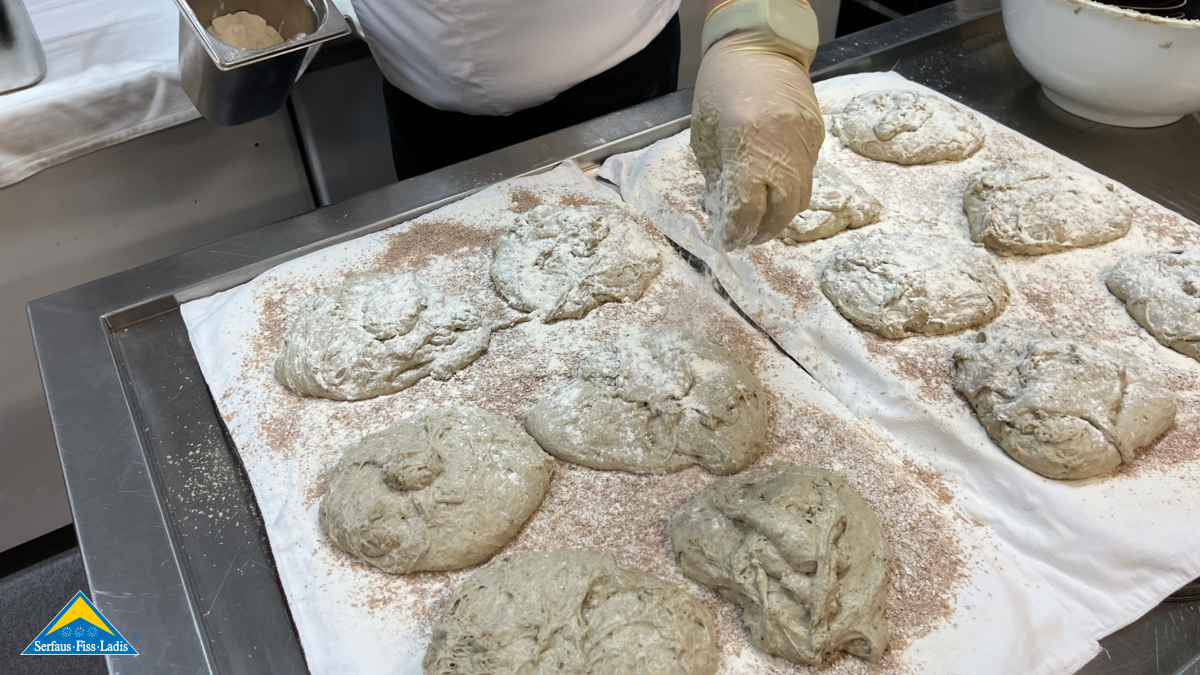 Brotteigherstellung für köstliche Vinschgerl in Tirol | © Serfaus-Fiss-Ladis Marketing GmbH