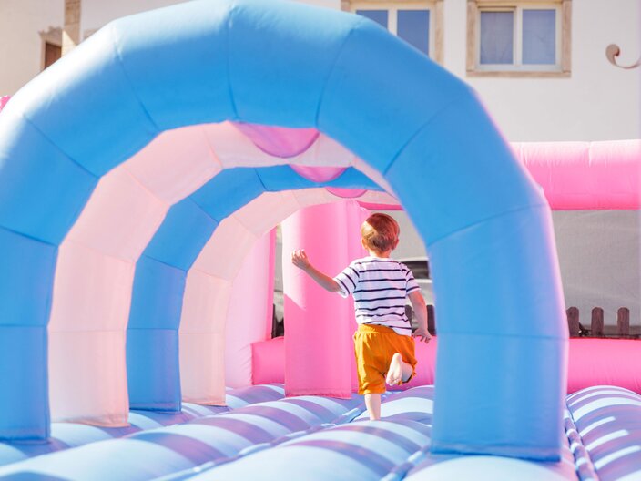 Junge in der Baby-Born Hüpfburg | © Serfaus-Fiss-Ladis Marketing GmbH | Fabian Schirgi