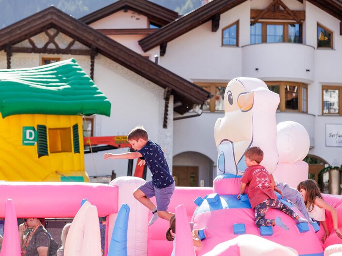 Jede Menge Hüpfburgen in Tirol | © Serfaus-Fiss-Ladis Marketing GmbH | Fabian Schirgi